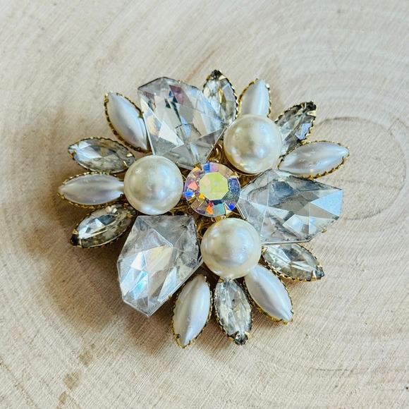 Elegant Pearl and Crystal Brooch - Picture 2 of 6
